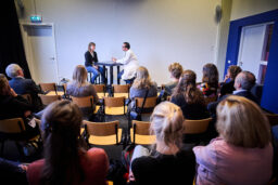 Theater A la Carte speelt regiescènes tijdens de conferentie Uitkomstgerichte zorg, blijvend in beweging. Een arts is in gesprek met een vrouw met slokdarmkanker.