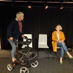 Theater A la Carte voorstelling voor Ziekenhuisgroep Twente. Een oudere en jongere dame in de wachtkamer van het ziekenhuis