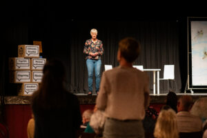 Welmoed van Theater A la Carte in gesprek met het publiek tijdens de voorstelling over positieve gezondheid voor Viore